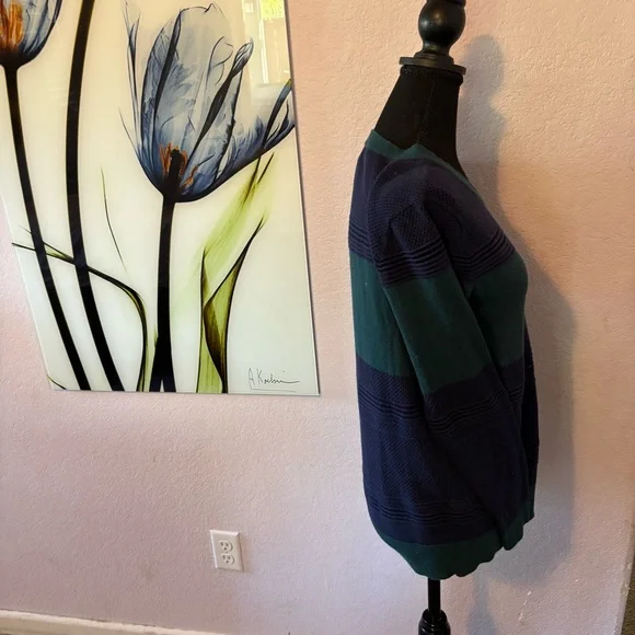 sweater size medium - Picture 2 of 5